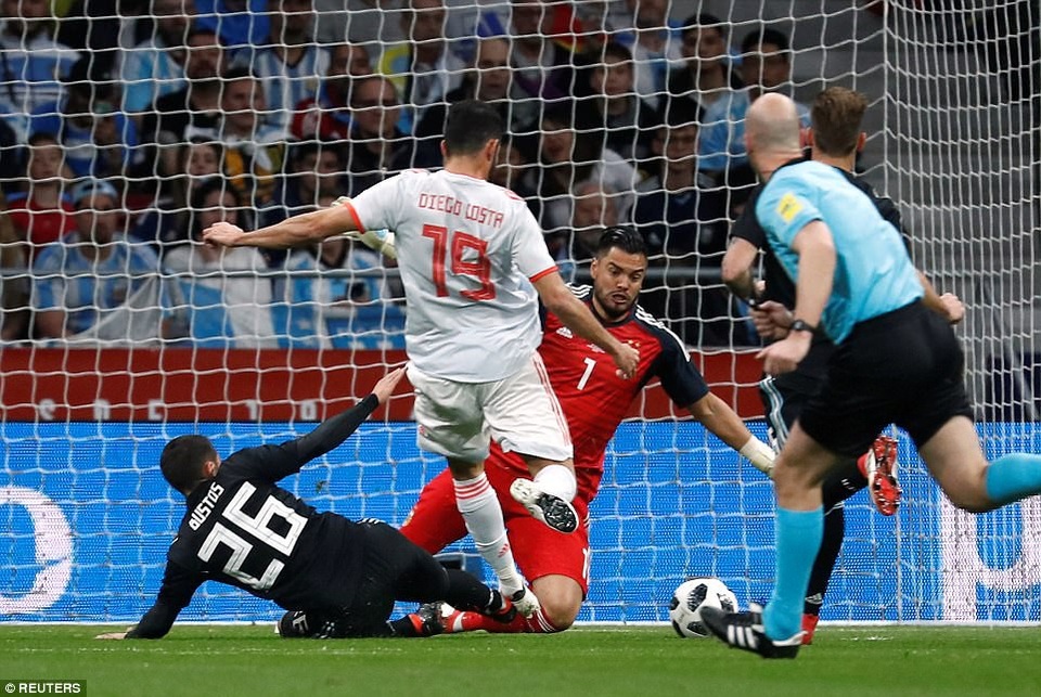 Tây Ban Nha hạ Argentina với tỷ số tennis trong ngày Messi vắng mặt - 17
Diego Costa nỗ lực ghi điểm để giành suất dự World Cup 2018 cùng tuyển Tây Ban Nha
