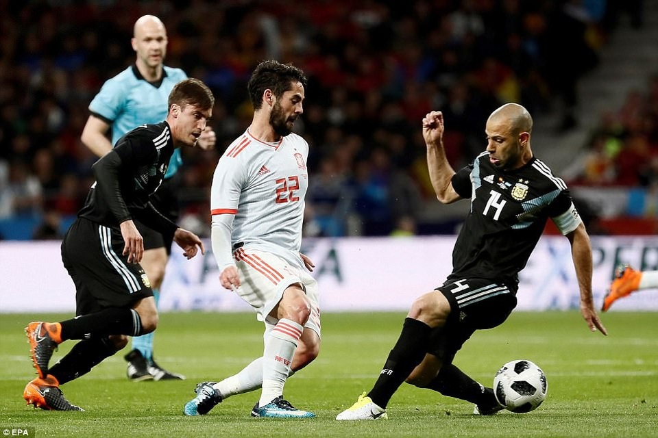 Tây Ban Nha hạ Argentina với tỷ số tennis trong ngày Messi vắng mặt - 11
Isco trong tình huống dễ dàng vượt qua Mascherano