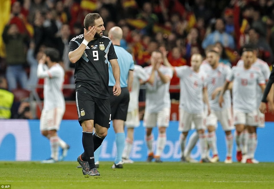 Tây Ban Nha hạ Argentina với tỷ số tennis trong ngày Messi vắng mặt - 10
Higuain tiếp tục chơi vô duyên, trong ngày Argentina thảm bại