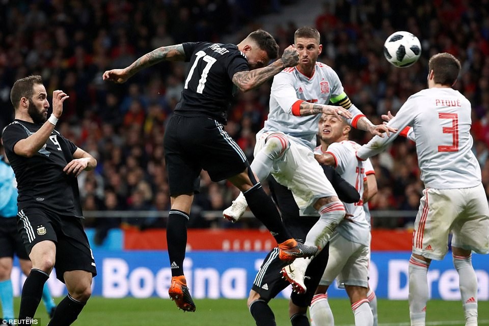 Tây Ban Nha hạ Argentina với tỷ số tennis trong ngày Messi vắng mặt - 9
... sau pha đánh đầu của trung vệ Otamendi