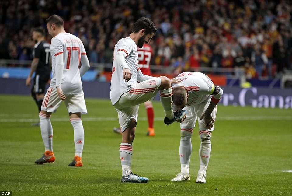 Tây Ban Nha hạ Argentina với tỷ số tennis trong ngày Messi vắng mặt - 5
Thủ quân Ramos chia sẻ niềm vui với Isco