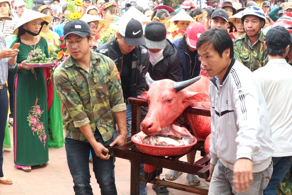 Linh vật của lễ hội là con bò. Tương truyền, đó là linh vật mà bà đã hóa thân linh ứng về giúp dân làng