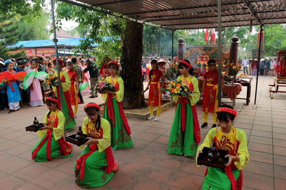 Lễ cúng dâng hương hoa lên Lăng Bà