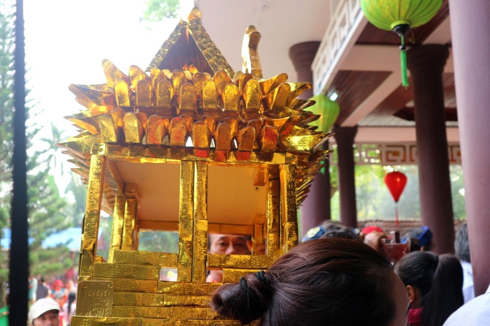 Dâng vật phẩm để tế Bà