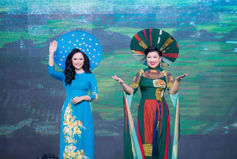 Mãn nhãn với BST áo dài “Vạt nắng” của Nữ hoàng Hoa hồng Bùi Thị Thanh Hương - 9 Mãn nhãn với BST áo dài “Vạt nắng” của Nữ hoàng Hoa hồng Bùi Thị Thanh Hương - 9