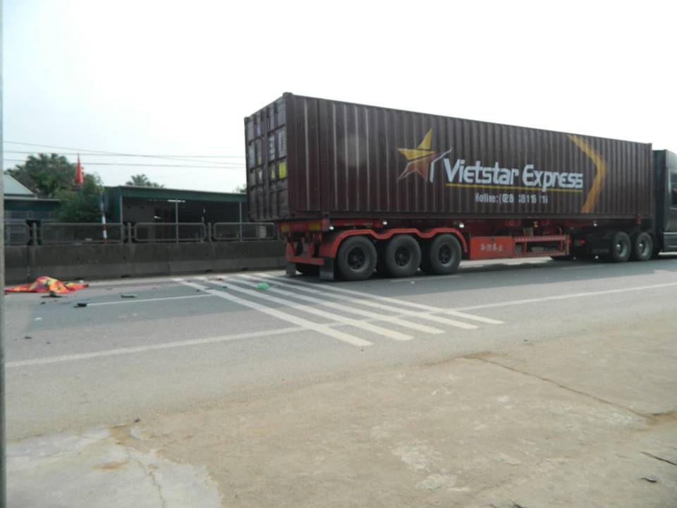 Va chạm với xe container, chồng chết, vợ bị thương nặng - 1 Hiện trường vụ tai nạn
