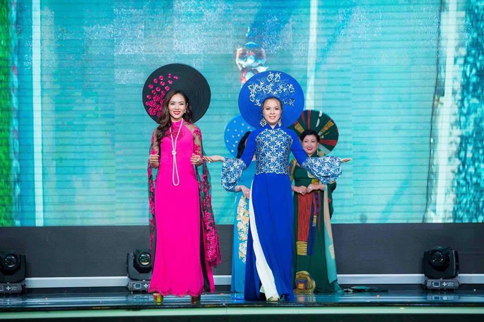 Mãn nhãn với BST áo dài “Vạt nắng” của Nữ hoàng Hoa hồng Bùi Thị Thanh Hương - 6 Mãn nhãn với BST áo dài “Vạt nắng” của Nữ hoàng Hoa hồng Bùi Thị Thanh Hương - 6