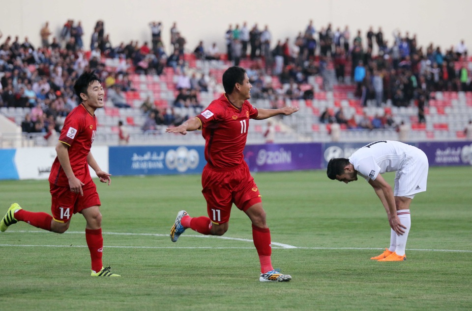 Tuyển Việt Nam xếp trên Thái Lan ở nhóm hạt giống VCK Asian Cup 2019 - 1
Anh Đức (giữa) ăn mừng sau khi mở tỉ số vào lưới Jordan ở trận đấu cuối vùng vòng loại Asian Cup 2019 diễn ra vào hôm qua (27/3)