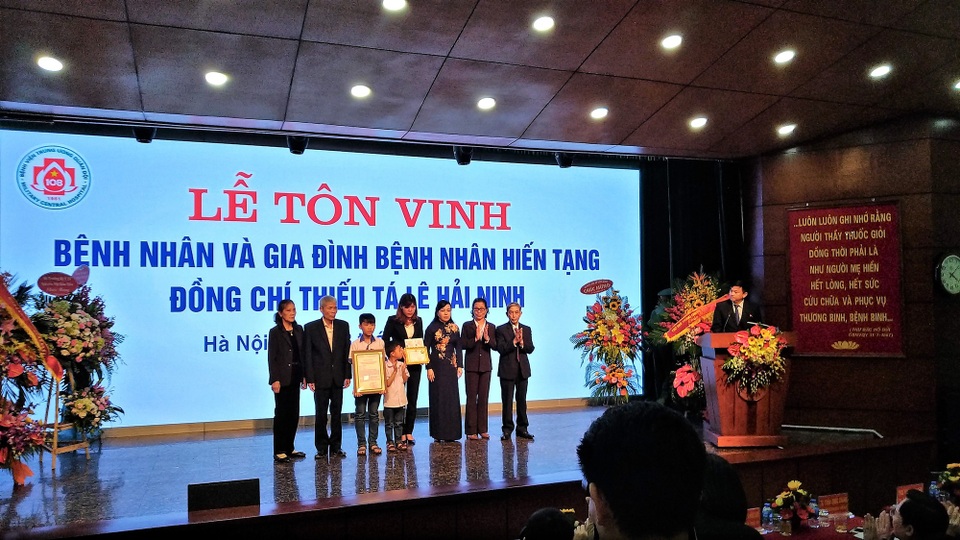 Lời từ biệt đẫm nước mắt của người vợ có chồng là quân nhân hiến tạng cứu người - 2
Bộ trưởng Bộ Y tế Nguyễn Thị Kim Tiến trao kỷ niệm chương cho gia đình thiếu tá Lê Hải Ninh.