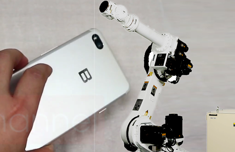 Robot được đưa vào dây chuyền sản xuất Bphone 2018 - 1 Robot được đưa vào dây chuyền sản xuất Bphone 2018 - 1