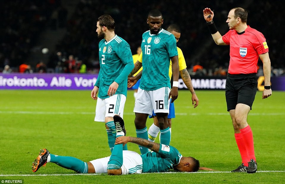 Đức 0-1 Brazil: Sự chói sáng của ngôi sao Man City - 2
Trận đấu diễn ra đầy căng thẳng, cầu thủ hai đội có nhiều pha vào bóng quyết liệt