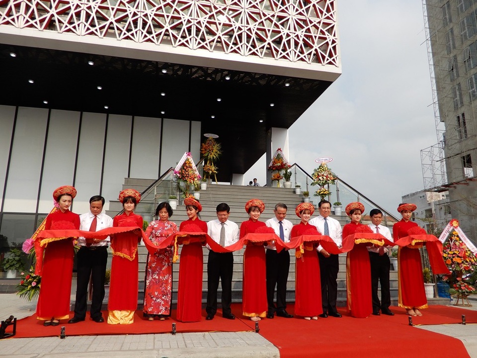 Nhà trưng bày Hoàng Sa chính thức mở cửa đón du khách tham quan - 3 Lãnh đạo TP Đà Nẵng cắt băng khánh thành Nhà trưng bày Hoàng Sa