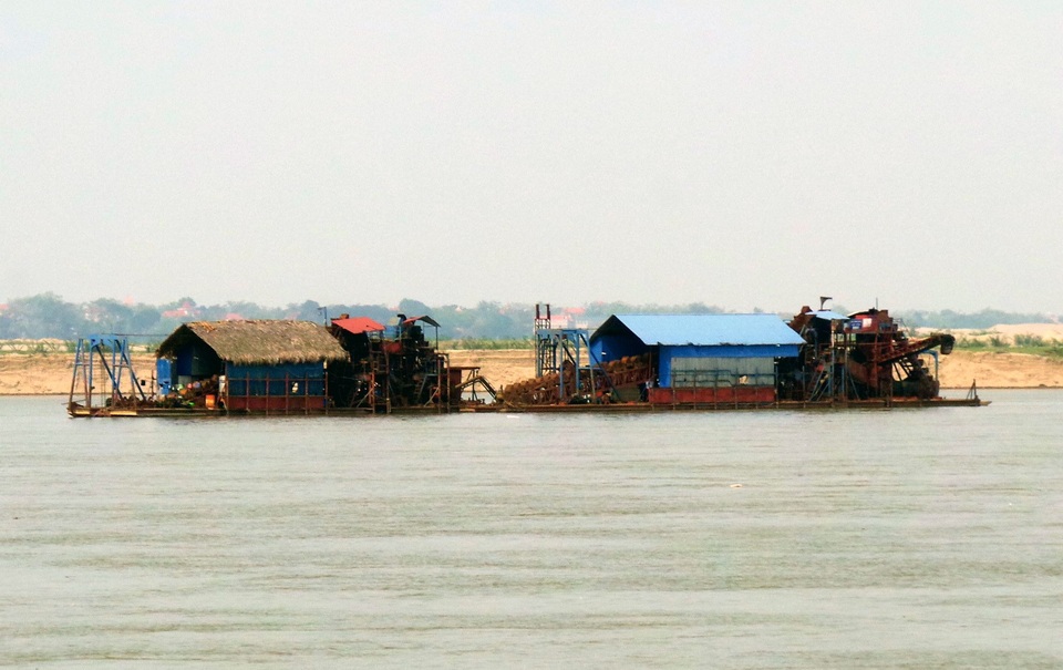 Hà Nội: “Cát tặc” lộng hành, chính quyền “bất lực” - 1 Những tàu cuốc ban ngày nằm im nhưng đêm về lại hoạt động ầm ĩ.