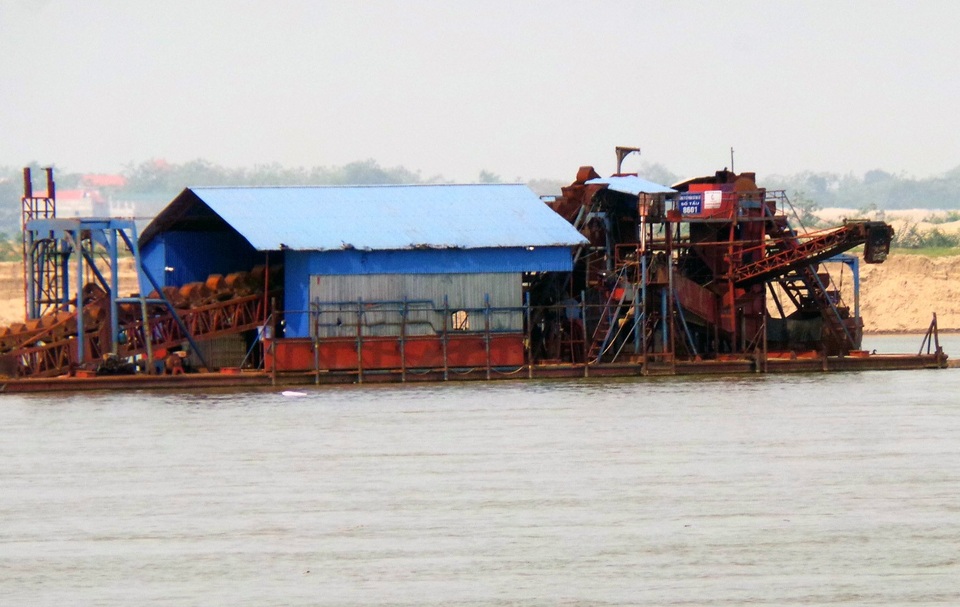 Hà Nội: “Cát tặc” lộng hành, chính quyền “bất lực” - 2 Hà Nội: “Cát tặc” lộng hành, chính quyền “bất lực” - 2