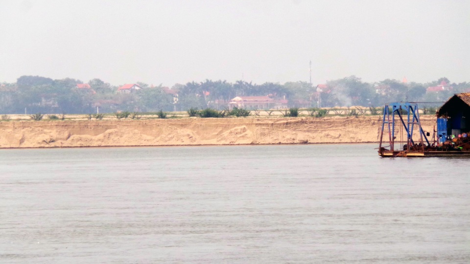 Hà Nội: “Cát tặc” lộng hành, chính quyền “bất lực” - 3 Bờ sông bị sạt lở nghiêm trọng, dựng thành vách thẳng đứng.