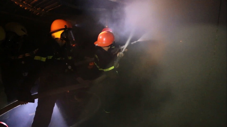 Lực lượng chữa cháy cố gắng tiếp cận, dập tắt đám cháy