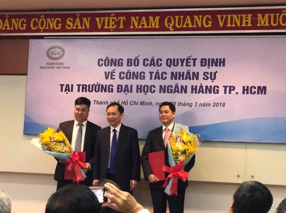 Hai cán bộ Ngân hàng Nhà nước làm lãnh đạo trường ĐH Ngân hàng TPHCM - 1 Phó Thống đốc Ngân hàng Nhà nước Đào Minh Tú (giữa) công bố quyết định bổ nhiệm 2 nhân sự lãnh đạo trường ĐH Ngân hàng TPHCM
