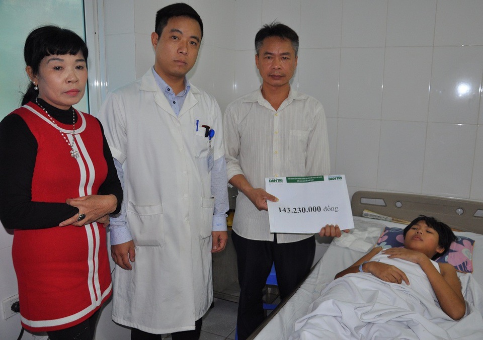 Gia đình nhận số tiền bạn đọc Dân trí giúp đỡ tuần 1/3.