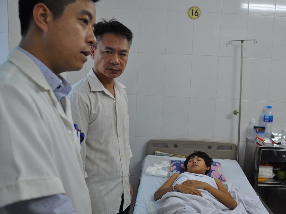 Bác sĩ giải thích bệnh tình của con cho gia đình nghe.