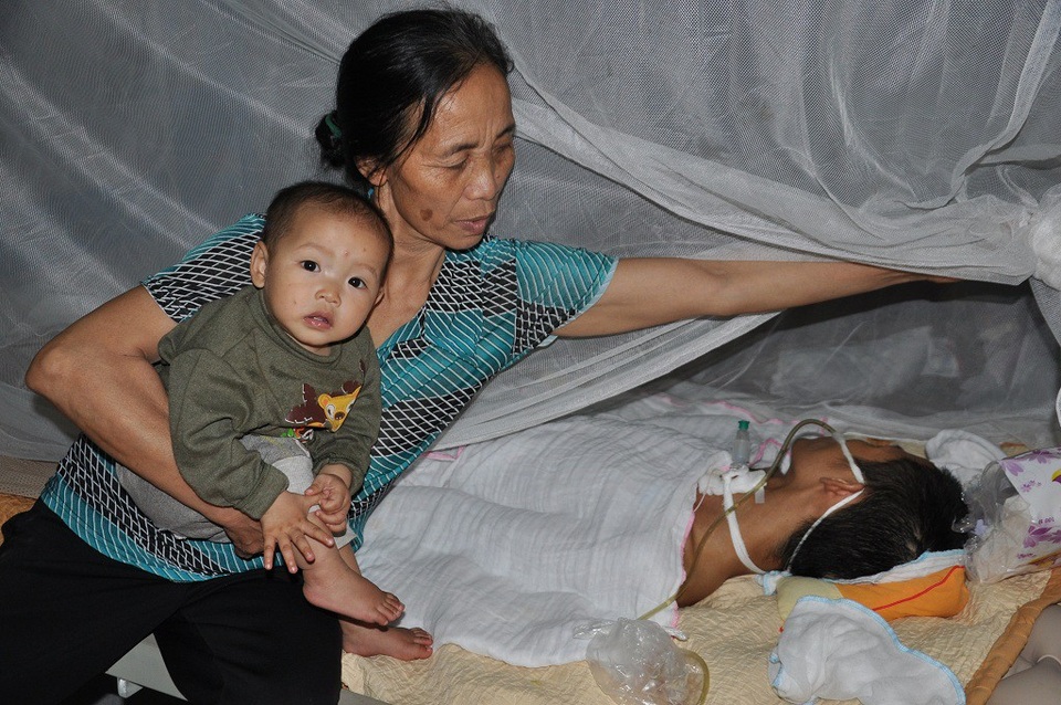 Sau tai nạn ngã giàn giáo, anh Hiếu đã phải sống thực vật với cơ thể suy kiệt dần dần.