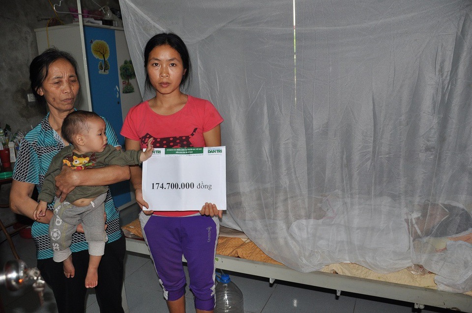 Gia đình em Hoa nhận số tiền bạn đọc giúp đỡ.