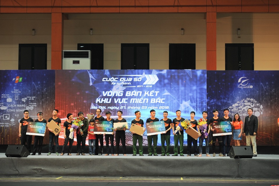 Bán kết Cuộc đua số: "Nhìn tưởng đơn giản nhưng kỳ thực toàn CN hiện đại" - 8 Trao phần thưởng cho các đội thi tham dự bán kết Cuộc đua số.