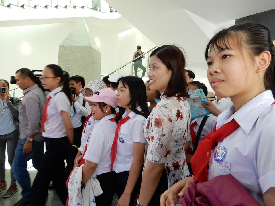 Nhà trưng bày Hoàng Sa chính thức mở cửa đón du khách tham quan - 19 Các em học sinh tham quan Nhà trưng bày Hoàng Sa
