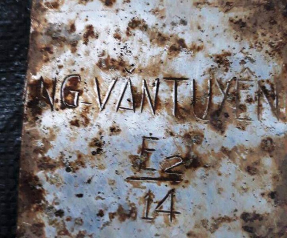 Tấm nhôm có khắc tên được phát hiện cùng hài cốt liệt sĩ