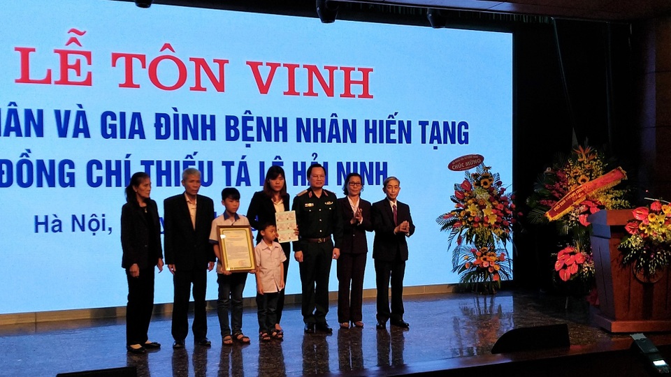 Lời từ biệt đẫm nước mắt của người vợ có chồng là quân nhân hiến tạng cứu người - 3
GS.TS Mai Hồng Bàng trao thẻ bảo hiểm cho tứ thân phụ mẫu của thiếu tá Lê Hải Ninh, vợ anh, chị Tạ Thị Kiểu cùng hai con. Bên cạnh đó, Bệnh viện Trung ương Quân đội 108 cũng trao bảng cam kết sẽ tuyển dụng con của thiếu tá Lê Hải Ninh nếu cháu đi theo học nghề y và có nguyện vọng.