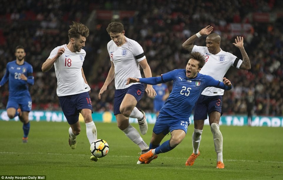 Anh 1-1 Italia: "Tam sư" rơi chiến thắng bởi quả phạt đền oan - 2
Tình huống Chiesa ngã trong vòng cấm địa tạo nên quả phạt đền ở phút 87