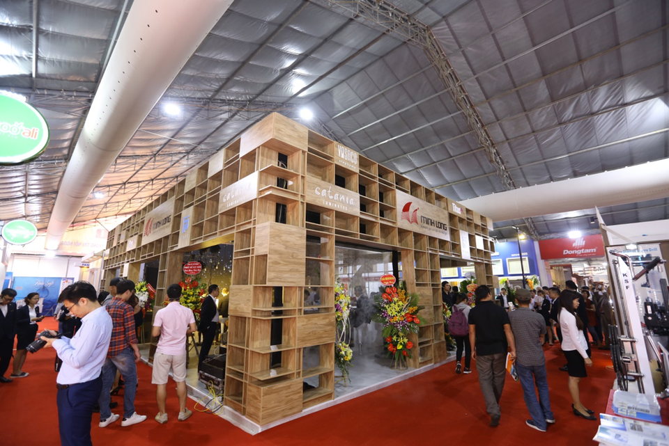 Gỗ Minh Long giới thiệu dòng sản phẩm mới tại VIETBUILD Hà Nội 2018 - 2 Tại gian hàng Gỗ Minh Long số 412 – 423 nhà A4, khách hàng có thể cập nhật những xu thế vật liệu trang trí bề mặt gỗ công nghiệp hiện đại nhất với các thiết kế tự nhiên đến từ Italia, Tây Ban Nha và Hàn Quốc trên bề mặt melamine, laminates... và tìm hiểu những ứng dụng của phụ kiện nội thất đẳng cấp Anh Quốc nhập khẩu từ Titus – phân phối bởi Fiji Việt Nam.
