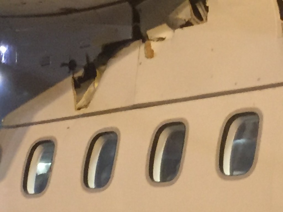 Pháp: Hoảng hồn phát hiện máy bay thủng thân giữa trời - 1
Máy bay của Air France thủng thân giữa hành trình. (Ảnh: Twitter)