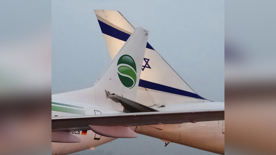 Máy bay chở khách Đức và Israel "khóa đuôi" trên đường băng - 1 Hình ảnh vụ 2 máy bay va chạm và móc đuôi và nhau (Ảnh: Instagram)