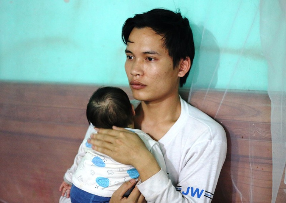 Bệnh tật bủa vây, cả gia đình nghèo lay lắt điều trị trong túng quẫn - 7 Bao ước mơ, hoài bão về tương lai tươi sáng của đôi vợ chồng trẻ bỗng chốc xám xịt bởi bệnh tật. Chẳng còn những bữa cơm no, chẳng còn những đêm ngủ trọn bởi phía trước là cái hẹn tiếp tục phải đưa con lên viện nhưng hai em biết lấy tiền ở đâu ra khi số nợ cũ vẫn còn?.