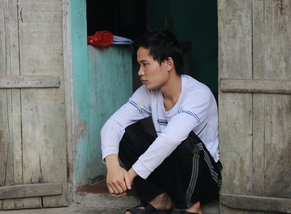 Bệnh tật bủa vây, cả gia đình nghèo lay lắt điều trị trong túng quẫn - 4 Ngồi bần thần một góc nhà, anh Luân gương mặt hốc hác, xanh xao, 2 tay bám chặt vào nhau, anh không biết sẽ đối diện với con mình như thế nào
