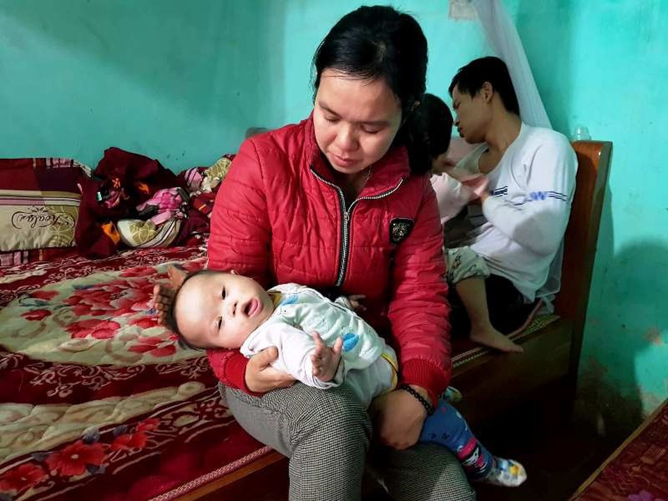 Bệnh tật bủa vây, cả gia đình nghèo lay lắt điều trị trong túng quẫn - 1 Chị Trang không cầm được nước mắt khi kể về hoàn cảnh gia đình mình, cả gia đình toàn là bệnh nhân phải điều trị trong túng quẫn