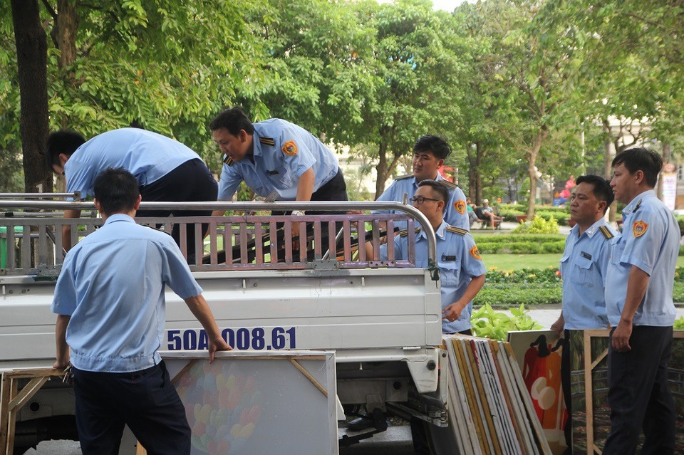 Ông Đoàn Ngọc Hải quyết không nhân nhượng với vi phạm an toàn cháy nổ - 6
Lực lượng trật tự đô thị cưỡng chế, dọn dẹp cửa hàng tranh lấn chiếm lối đi và chứa nhiều vật liệu dễ cháy ở khu vực nhà xe