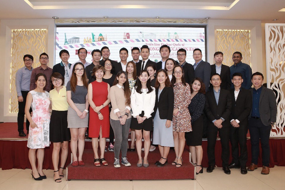 Bùng nổ ưu đãi và học bổng trong triển lãm "Your Future Starts Right Here IV" 2018 - 1
Tập thể Hằng Lương và hơn 30 đại diện trường tại triển lãm Your future starts right here III 2017