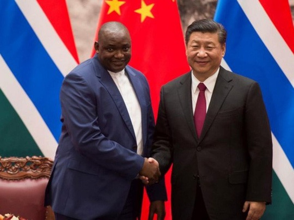 Viện trợ của Trung Quốc: Không có chuyện "cho không, biếu không” - 2
Tổng thống Gambia Adama Barrow bắt tay Chủ tịch Trung Quốc Tập Cận Bình sau lễ ký kết diễn ra ở Bắc Kinh vào ngày 21-12-2017. Hai nước tái thiết lập quan hệ ngoại giao vào năm 2016. Ảnh: Reuters