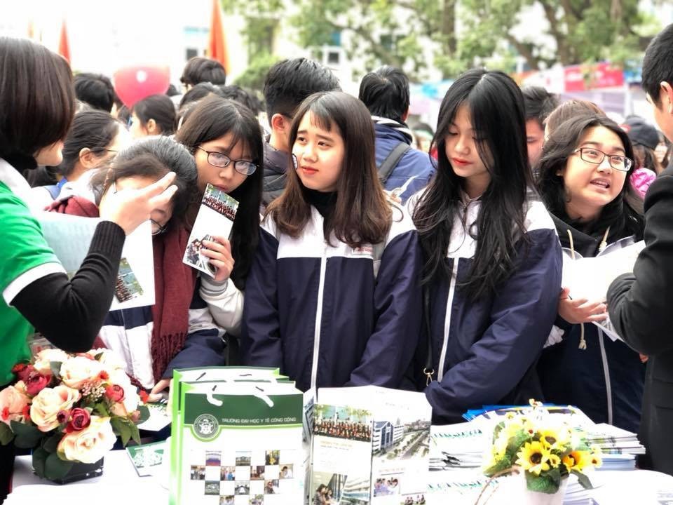 Năm 2018: Trường ĐH Y tế Công cộng tuyển sinh 4 ngành với 360 chỉ tiêu - 2
Rất đông các em học sinh tìm hiểu thông tin về trường Đại học Y tế Công cộng tại gian hàng của trường trong Ngày hội tư vấn tuyển sinh.