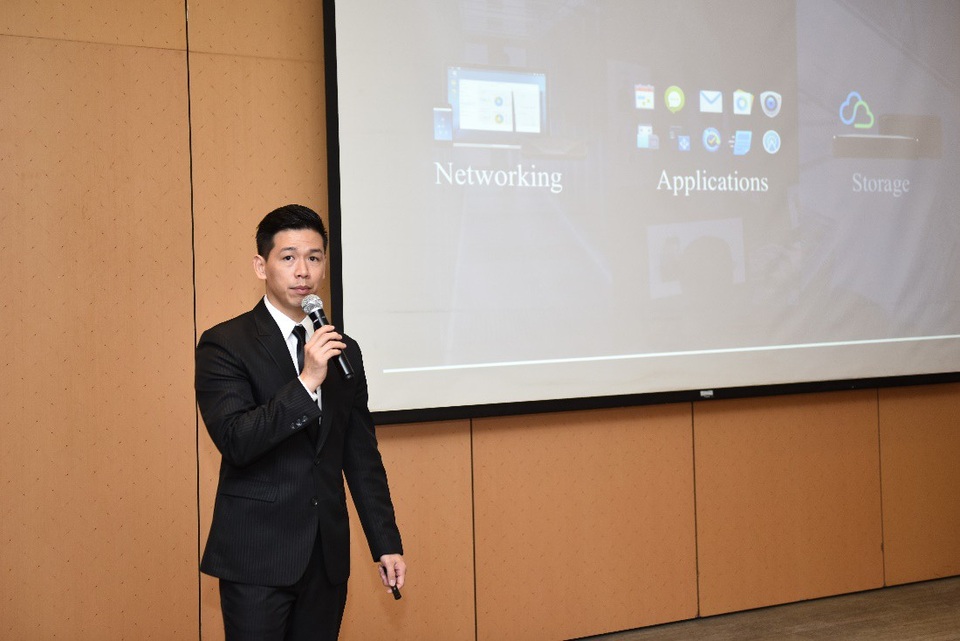 Thiết bị lưu trữ Việt: Khi Synology tung “chiêu độc” - 2 Ông Mike Chen – Giám đốc Marketing của Synology giới thiệu các đặc điểm vượt trội mà sản phẩm NAS mang đến cho khách hàng