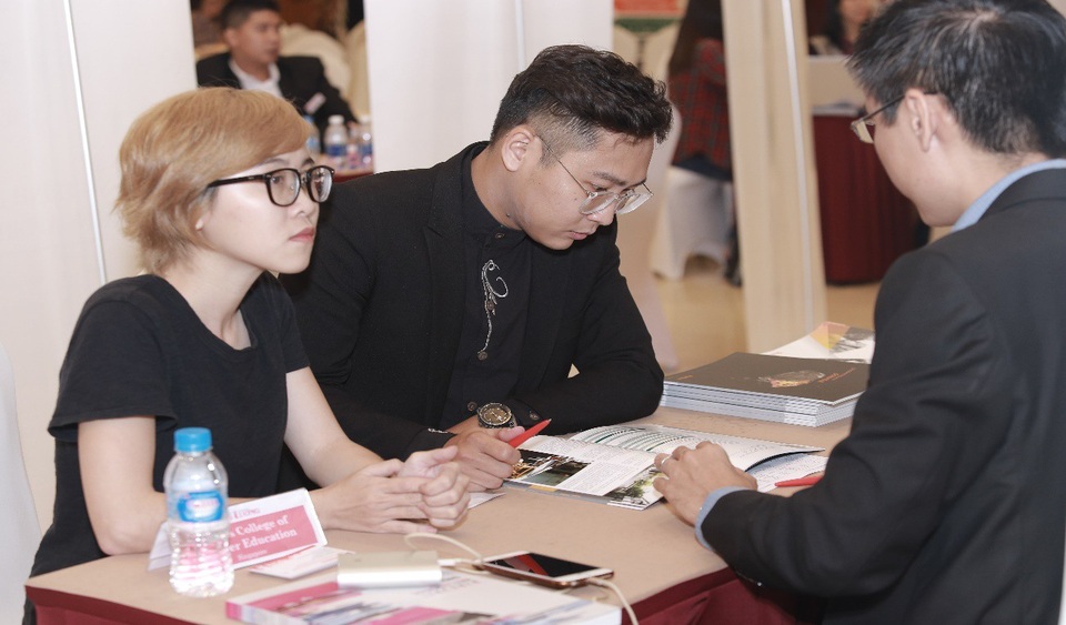 Bùng nổ ưu đãi và học bổng trong triển lãm "Your Future Starts Right Here IV" 2018 - 3
Cảm nhận góc nhìn du học qua những sự chia sẻ