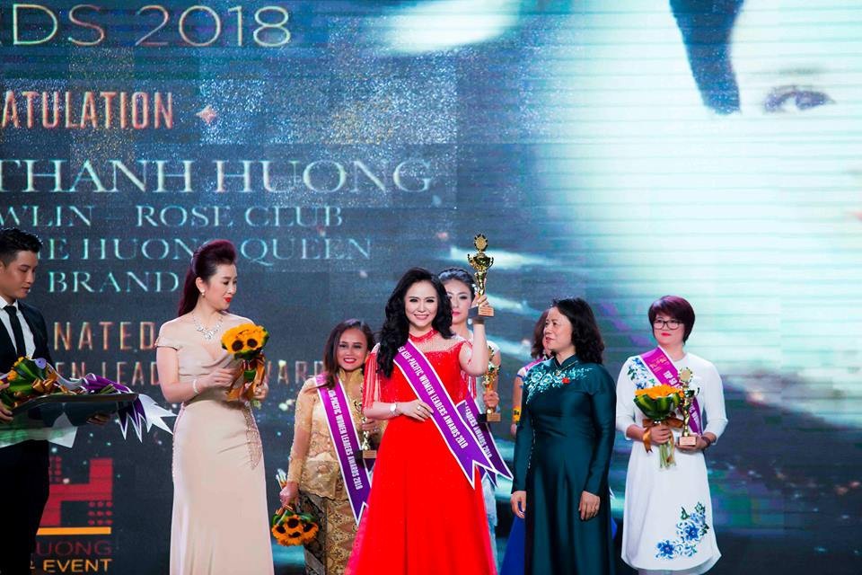 Mãn nhãn với BST áo dài “Vạt nắng” của Nữ hoàng Hoa hồng Bùi Thị Thanh Hương - 4 Mãn nhãn với BST áo dài “Vạt nắng” của Nữ hoàng Hoa hồng Bùi Thị Thanh Hương - 4