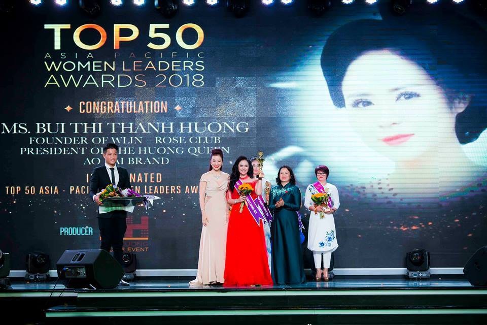 Mãn nhãn với BST áo dài “Vạt nắng” của Nữ hoàng Hoa hồng Bùi Thị Thanh Hương - 5 Mãn nhãn với BST áo dài “Vạt nắng” của Nữ hoàng Hoa hồng Bùi Thị Thanh Hương - 5
