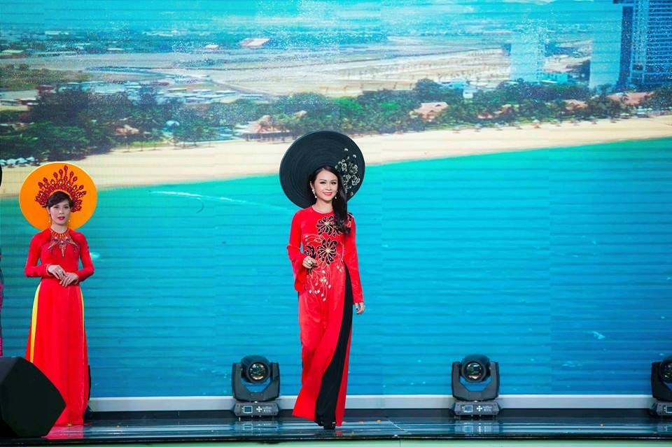 Mãn nhãn với BST áo dài “Vạt nắng” của Nữ hoàng Hoa hồng Bùi Thị Thanh Hương - 7 Mãn nhãn với BST áo dài “Vạt nắng” của Nữ hoàng Hoa hồng Bùi Thị Thanh Hương - 7