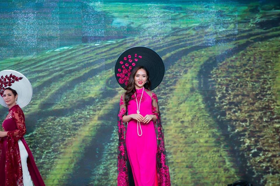 Mãn nhãn với BST áo dài “Vạt nắng” của Nữ hoàng Hoa hồng Bùi Thị Thanh Hương - 8 Mãn nhãn với BST áo dài “Vạt nắng” của Nữ hoàng Hoa hồng Bùi Thị Thanh Hương - 8