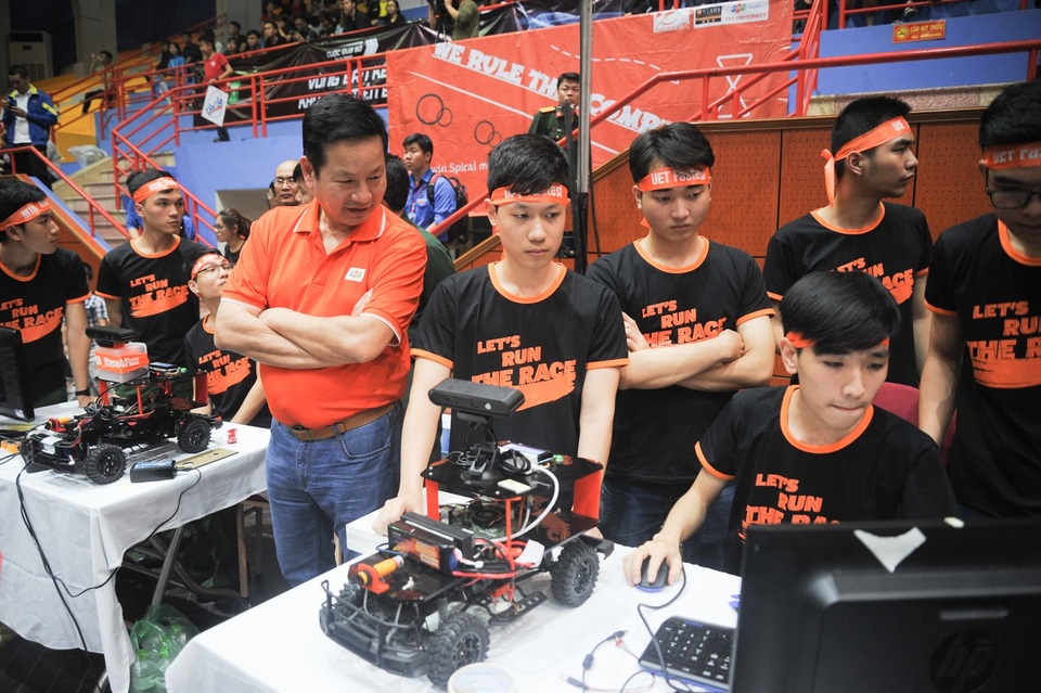 Bán kết Cuộc đua số: "Nhìn tưởng đơn giản nhưng kỳ thực toàn CN hiện đại" - 4 Chủ tịch FPT Trương Gia Bình cùng tham gia cổ vũ tinh thần với các nhóm thí sinh.