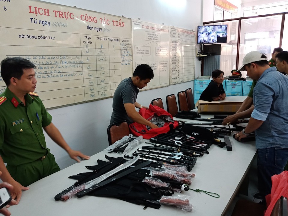 Triệt phá đường dây mua bán vũ khí thô sơ qua mạng xã hội - 2 Triệt phá đường dây mua bán vũ khí thô sơ qua mạng xã hội - 2