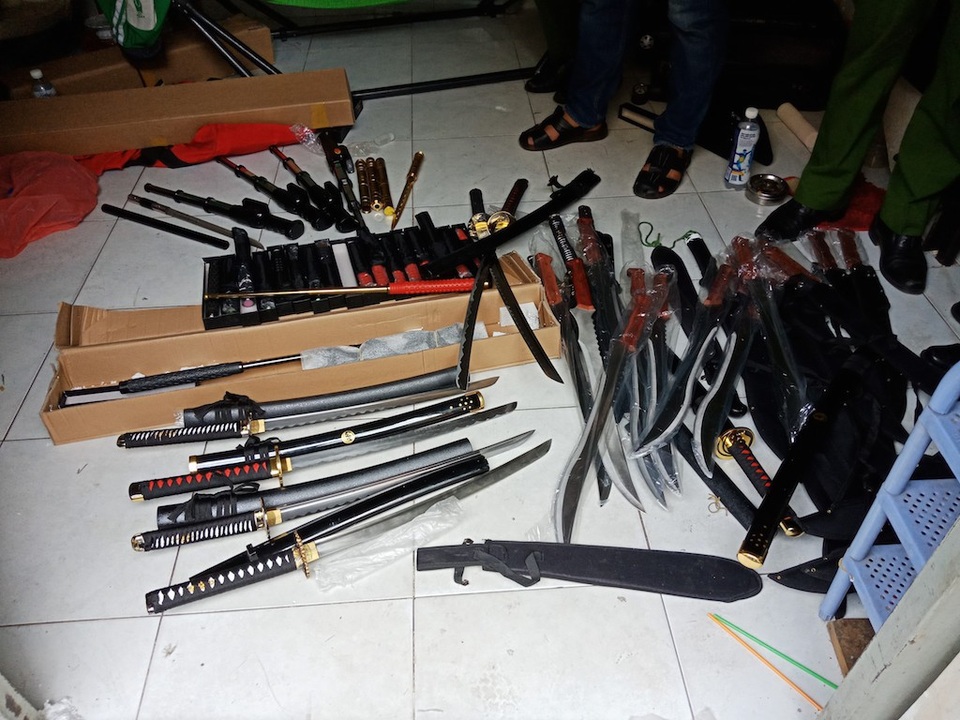 Triệt phá đường dây mua bán vũ khí thô sơ qua mạng xã hội - 3 Triệt phá đường dây mua bán vũ khí thô sơ qua mạng xã hội - 3