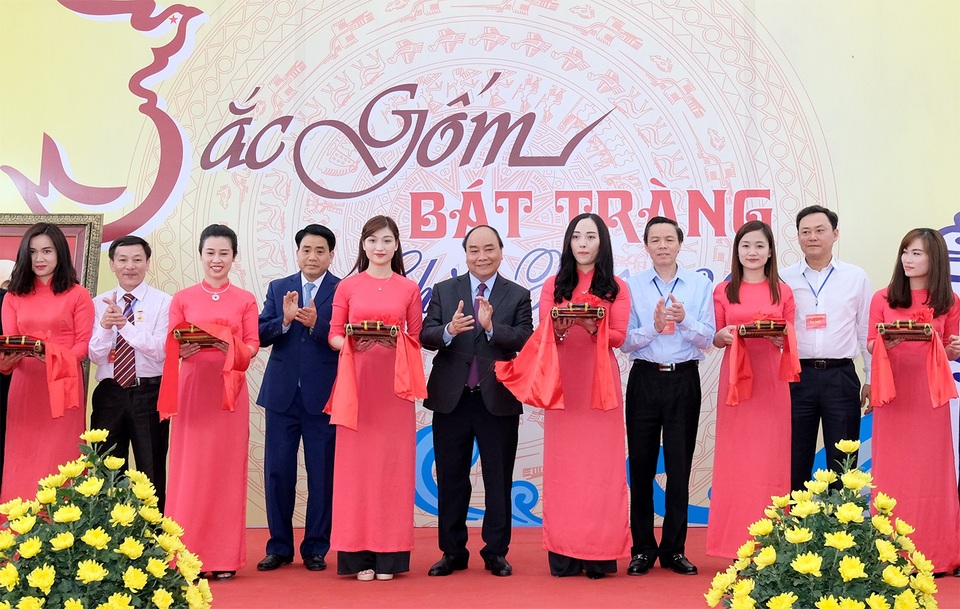 Thủ tướng kỳ vọng Bát Tràng thành làng nghề truyền thống kiểu mẫu - 1 Thủ tướng cắt băng khánh thành triển lãm giới thiệu sản phẩm gốm Bát Tràng